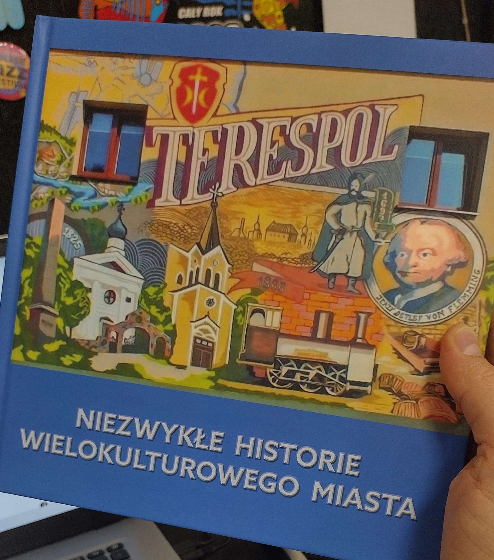 Zdjęcie okładki albumu Terespol. Niezwykłe Historie Wielokulturowego Miasta, któy jest do nabycia za 35 zł w siedzibie MCKSiR w Terespolu. Na okładce znajduje się mural o historii miasta.